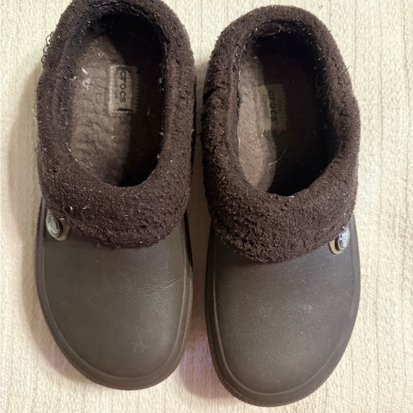 CROCS Shoes - Crocs Women’s 8 / Men’s 6 Brown fuzzy-lined Clogs